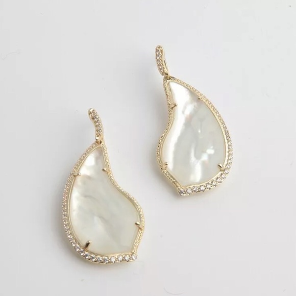KENDRA SCOTT • Tinley Drop Earrings - Picture 3 of 4
